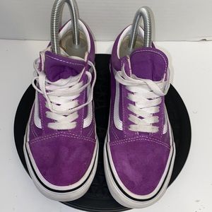 Unisex Vans suede on toe and heal, rest of shoe cloth size: men 4.5 women 6.0.
